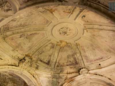 ...e da una particolare cupola ribassata che lascia immaginare quale fosse il suo splendore originale